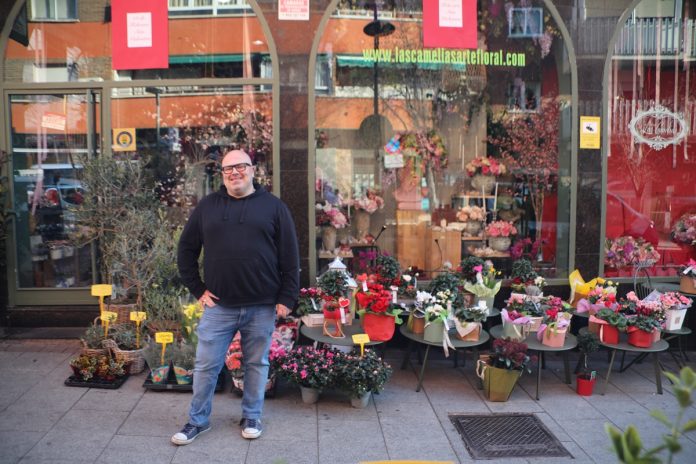 Fernando Espadas, de la Floristería Las Camelias: «Las rosas son las flores que más se venden en Alcorcón»