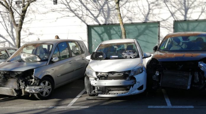 Detenido un conductor que intentaba huir de la Policía y destrozó varios coches en Alcorcón