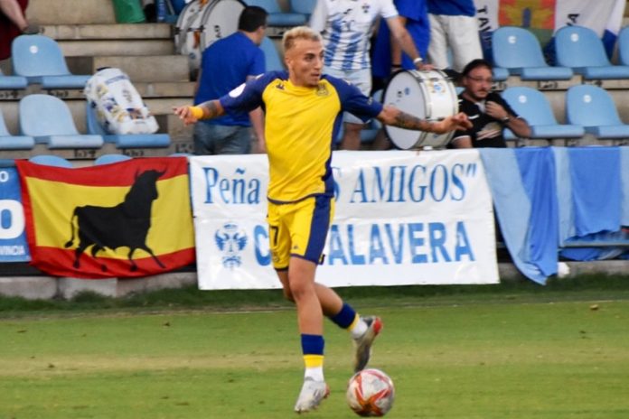 Piri, del Alcorcón B, sufre un susto tras chocar con un poste de metal