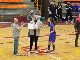 El Alcorcón reconoce a Álex Jiménez, periodista de alcorconhoy.com, por su cobertura al fútbol sala femenino