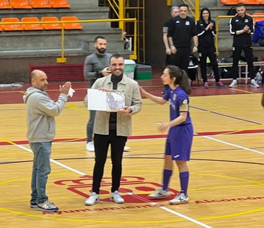El Alcorcón reconoce a Álex Jiménez, periodista de alcorconhoy.com, por su cobertura al fútbol sala femenino