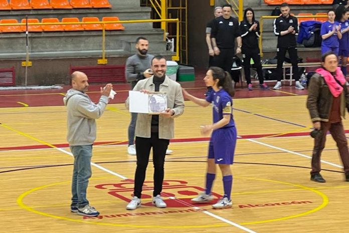 El Alcorcón reconoce a Álex Jiménez, periodista de alcorconhoy.com, por su cobertura al fútbol sala femenino