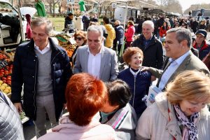 El número 3 de Feijóo se reúne con Terol en el Mercadillo de Valderas