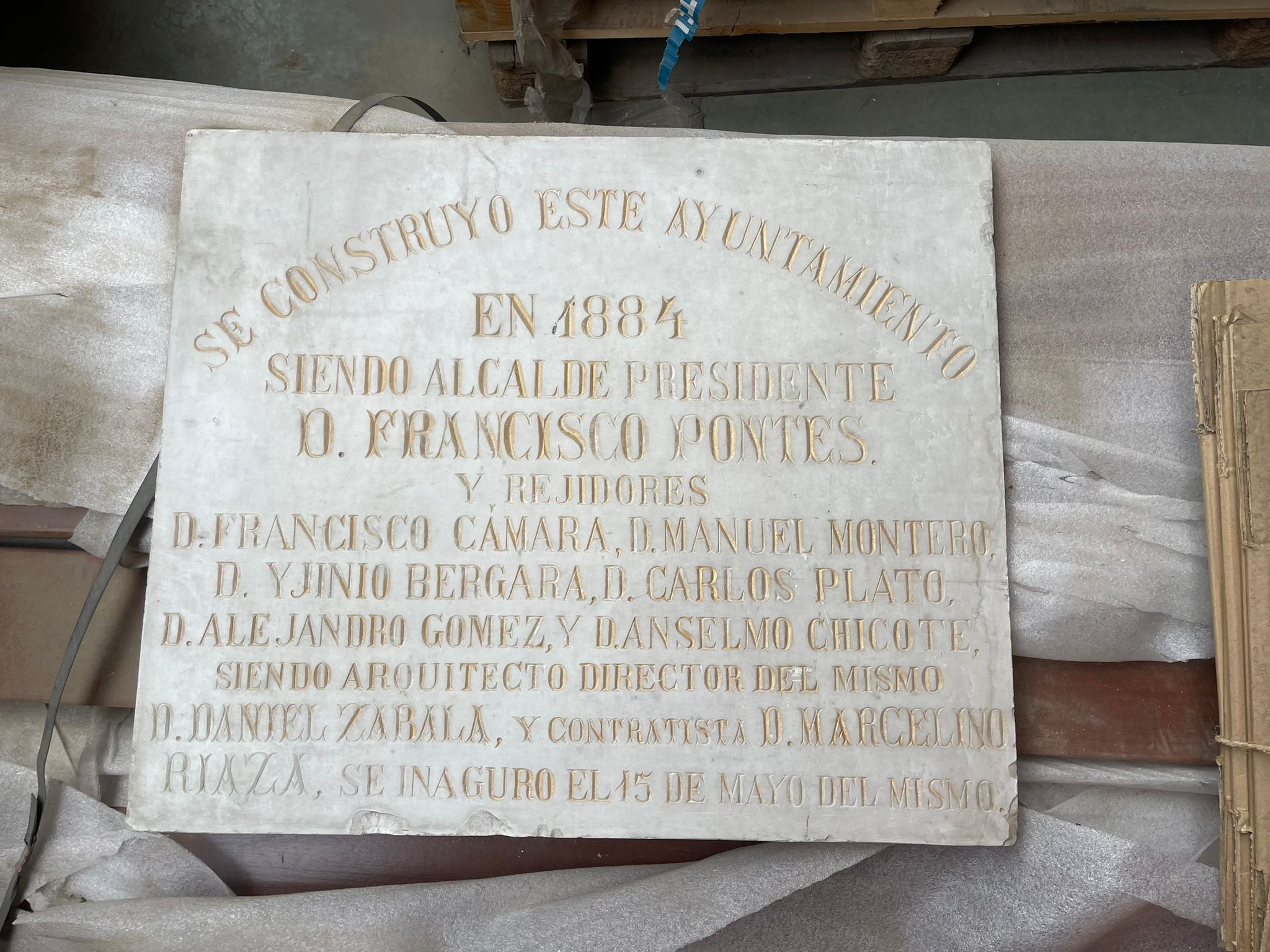 Hallan una placa de hace 150 años sobre la fundación del Ayuntamiento de Alcorcón