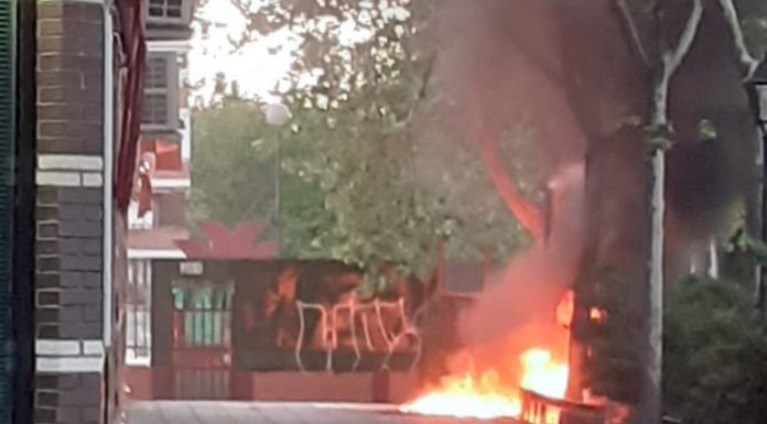 Incendian la terraza de un bar de Alcorcón