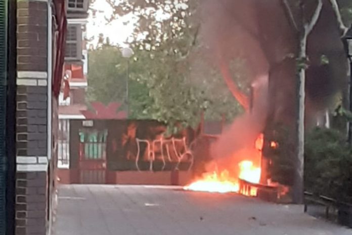 Incendian la terraza de un bar de Alcorcón