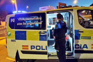 Un coche se estrella contra una farola en Alcorcón