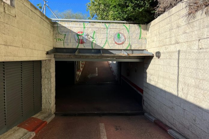 Muere un hombre aplastado por la puerta de un garaje en Alcorcón