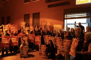 Pegada de carteles para iniciar la campaña electoral en Alcorcón