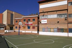 Alumnos ucranianos del Colegio Jesús Varela de Alcorcón reciben la Gran Cruz de la Orden del Dos de Mayo