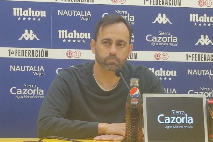 El entrenador Fran Fernández clama contra el arbitraje al Alcorcón: 