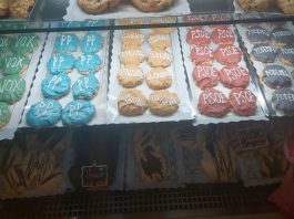 La llamativa idea de la Pastelería Moyano de Alcorcón: galletas de los partidos políticos por las Elecciones