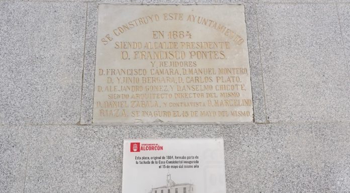 Alcorcón instala la placa que formaba parte de la Casa Consistorial en 1884
