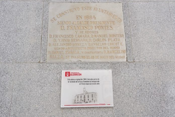 Alcorcón instala la placa que formaba parte de la Casa Consistorial en 1884