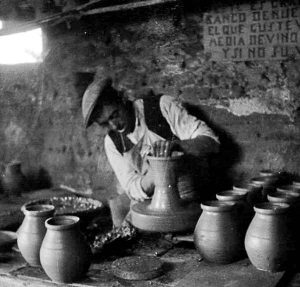 Imagen de Cayetano Ortega Burgos en su obrador de alfarero en 1930