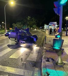 Espectacular vuelco de un vehículo en una calle de Alcorcón