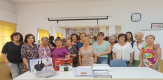 La Asociación de Mujeres Clara Campoamor de Alcorcón recauda donativos para las casas de acogida