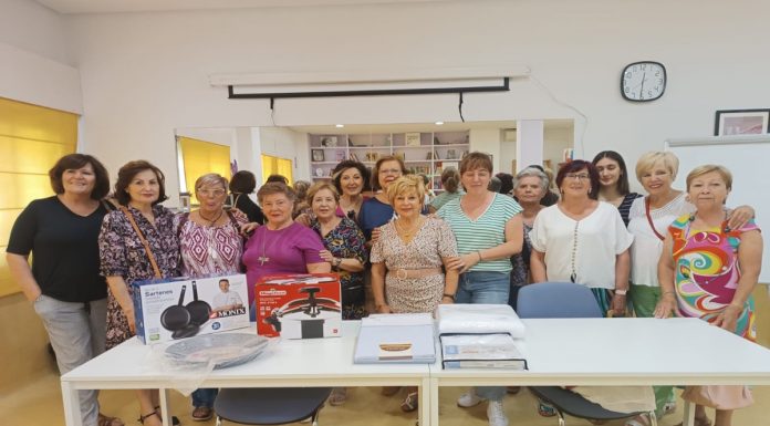 La Asociación de Mujeres Clara Campoamor de Alcorcón recauda donativos para las casas de acogida