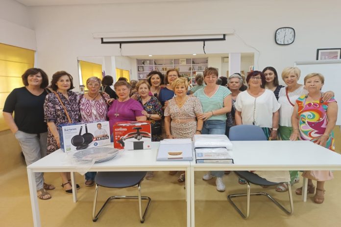 La Asociación de Mujeres Clara Campoamor de Alcorcón recauda donativos para las casas de acogida