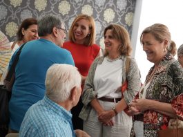 Teresa Ribera, la vicepresidenta tercera del gobierno, acompaña a la alcaldesa Candelaria Testa en una visita a Alcorcón
