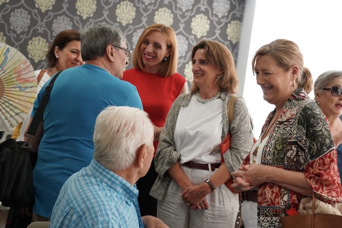 Teresa Ribera, la vicepresidenta tercera del gobierno, acompaña a la alcaldesa Candelaria Testa en una visita a Alcorcón