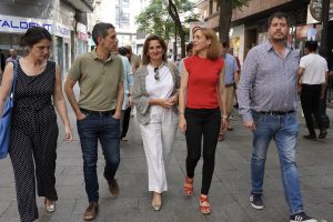 Teresa Ribera, la vicepresidenta tercera del gobierno, acompaña a la alcaldesa Candelaria Testa en una visita a Alcorcón