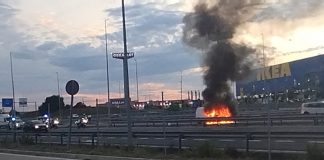 Arde un vehículo en plena carretera en Alcorcón