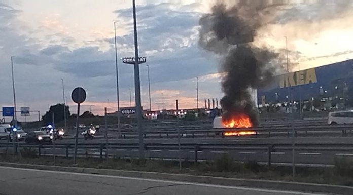 Arde un vehículo en plena carretera en Alcorcón