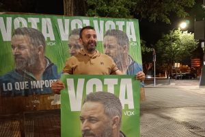 Comienza la campaña electoral con la pegada de carteles en Alcorcón