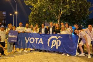 Comienza la campaña electoral con la pegada de carteles en Alcorcón