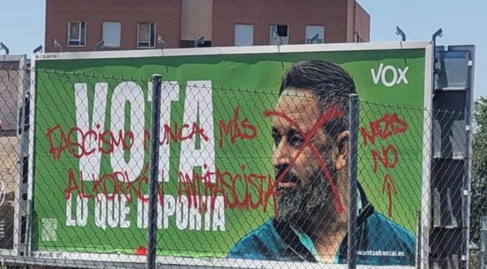 Pedro Moreno denuncia las pintadas de un cartel de VOX en Alcorcón