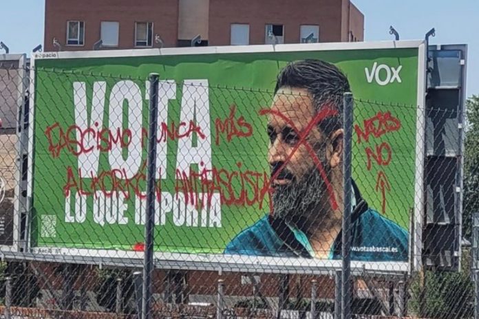 Pedro Moreno denuncia las pintadas de un cartel de VOX en Alcorcón
