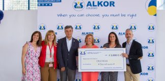 Prosciencia, titular de los colegios Alkor y Villalkor, entrega un cheque solidario a Cruz Roja Alcorcón