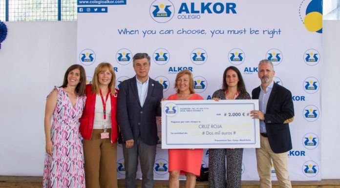 Prosciencia, titular de los colegios Alkor y Villalkor, entrega un cheque solidario a Cruz Roja Alcorcón