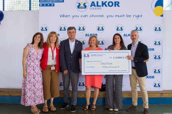 Prosciencia, titular de los colegios Alkor y Villalkor, entrega un cheque solidario a Cruz Roja Alcorcón