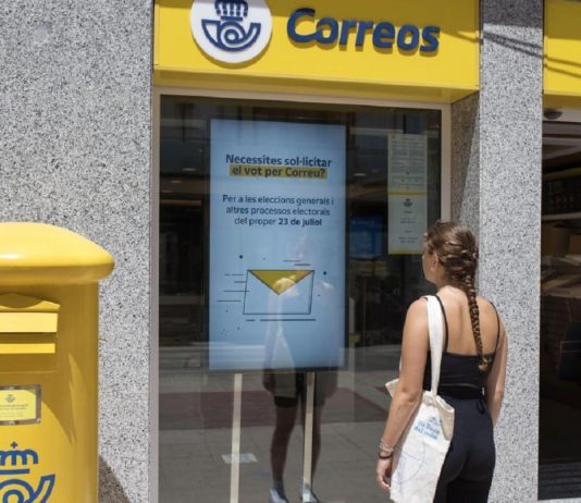 Los vecinos de Alcorcón han recibido los votos en mano para las Elecciones Generales