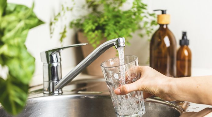 Alertan sobre una incidencia por olor en el agua en Alcorcón