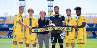 El Alcorcón presenta a sus cinco fichajes del verano