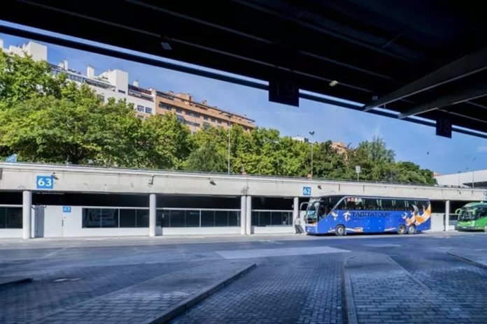 Olvidan a un niño autista en un autobús escolar en Leganés y aparece en las cocheras de Alcorcón