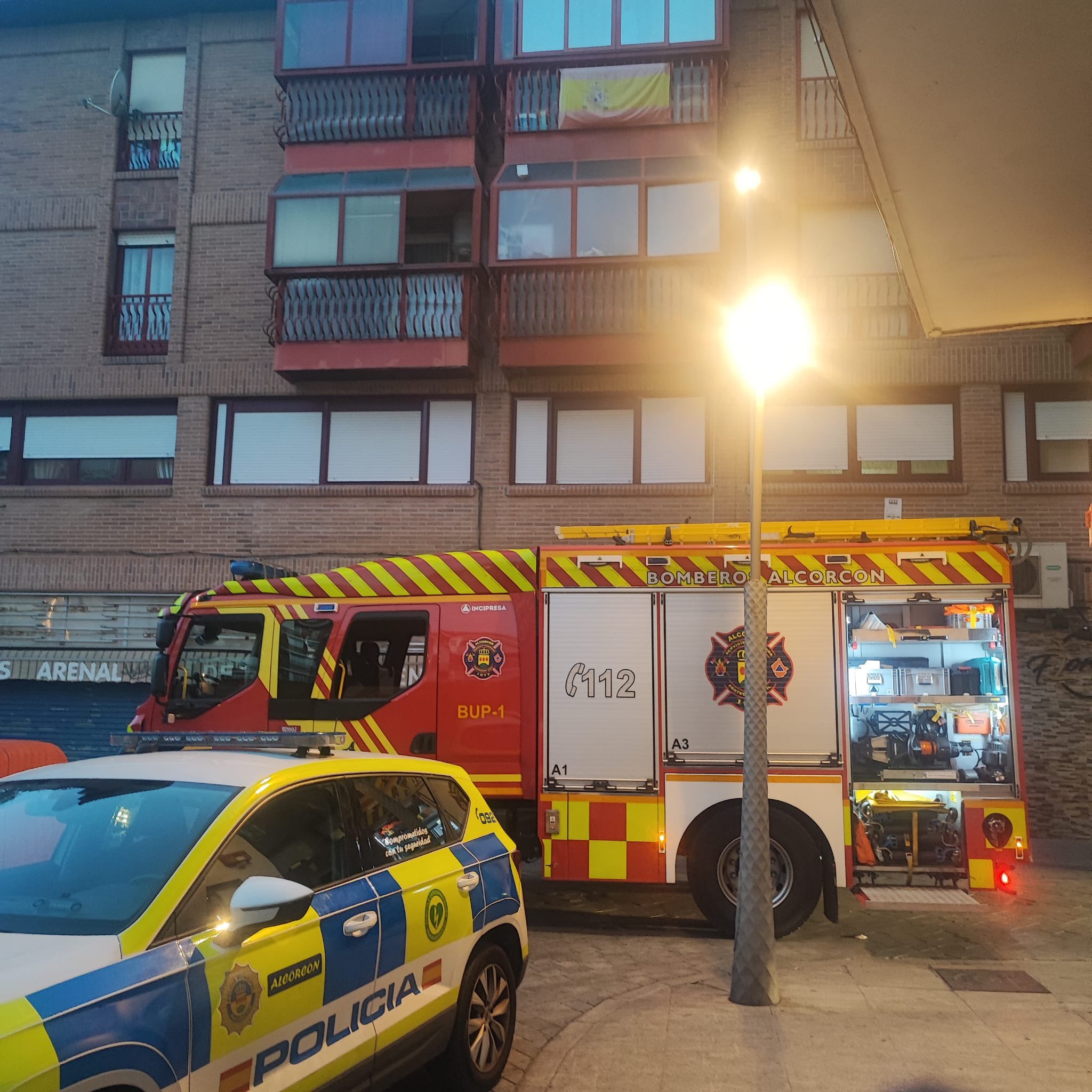 La policía y bomberos intervienen en Alcorcón por un aviso de incendio