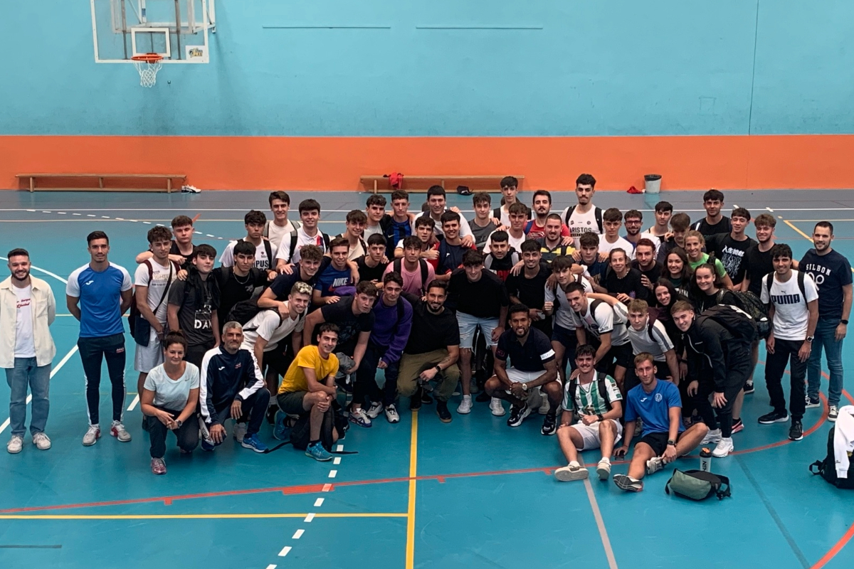 Tres futbolistas del Alcorcón visitan el Colegio Amanecer para impartir una ponencia