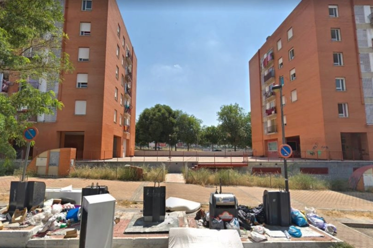 Un clan okupa invade dos bloques de pisos en Alcorcón