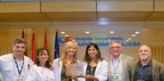 El Hospital Fundación Alcorcón recibe un premio por una asociación de pacientes