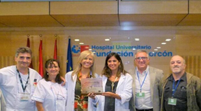 El Hospital Fundación Alcorcón recibe un premio por una asociación de pacientes