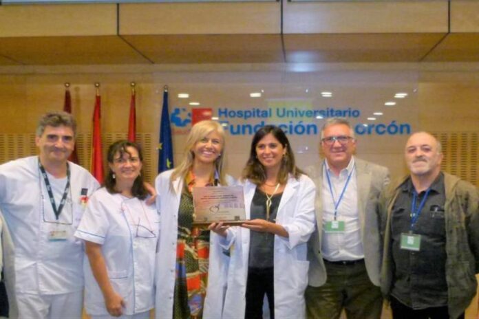 El Hospital Fundación Alcorcón recibe un premio por una asociación de pacientes