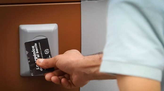 Reparto de tarjetas entre los vecinos de Alcorcón para abrir el quinto contendor