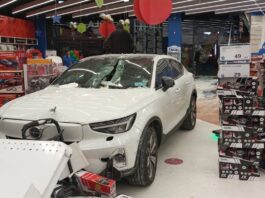 Un coche se empotra en el escaparte del Toys R Us de Alcorcón