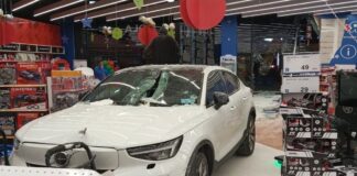 Un coche se empotra en el escaparte del Toys R Us de Alcorcón