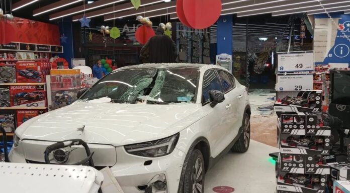 Un coche se empotra en el escaparte del Toys R Us de Alcorcón