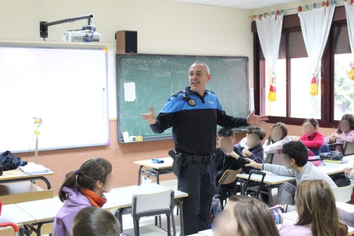 Alcorcón buscar prevenir el acoso y el absentismo escolar mediante la figura del Agente Tutor